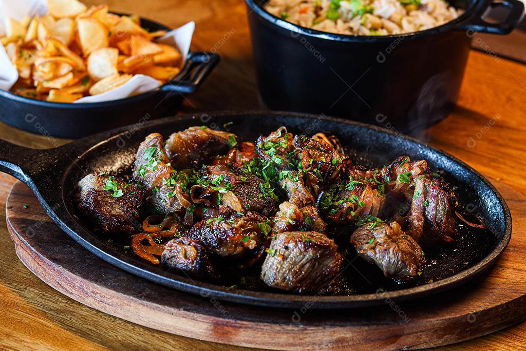 Tabua de madeira com carne mal passada e cebola