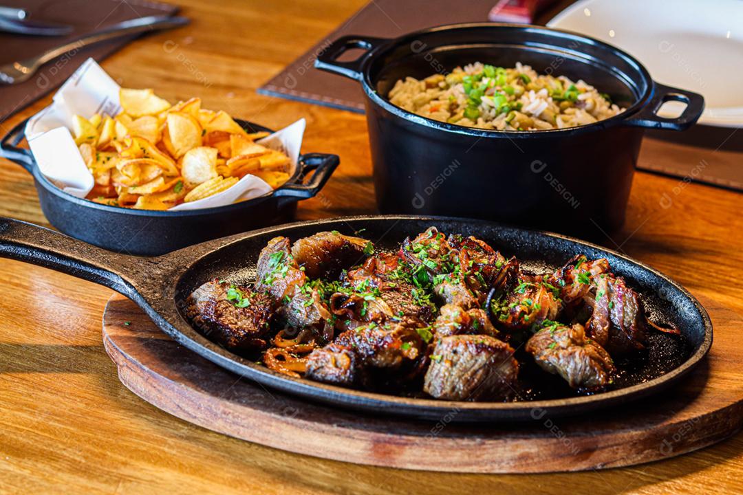 Comida brasileira carne na chapa com acompanhamentos