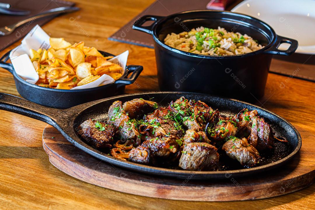 Comida brasileira carne na chapa com acompanhamentos