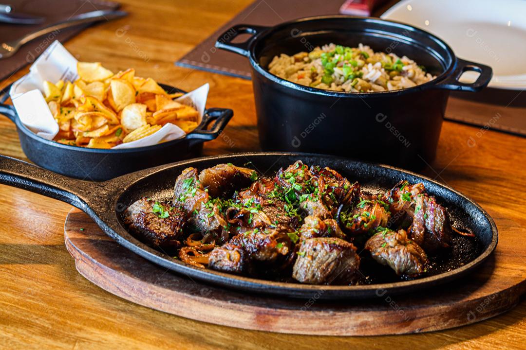 Comida brasileira carne na chapa com acompanhamentos
