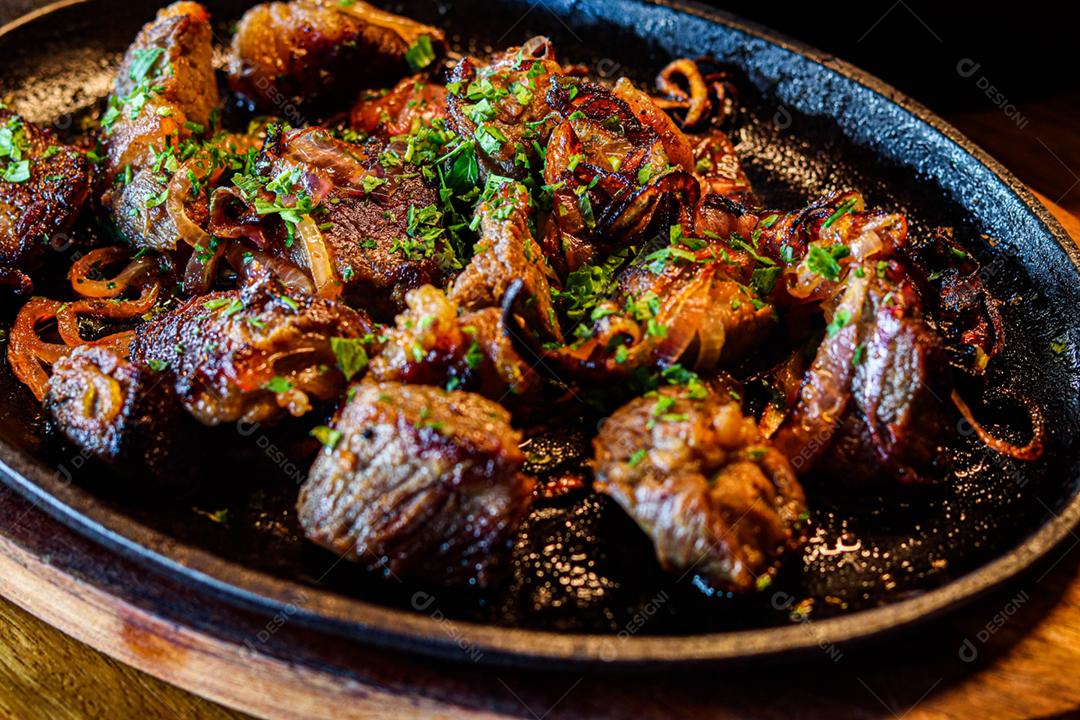 Comida brasileira carne na chapa com acompanhamentos