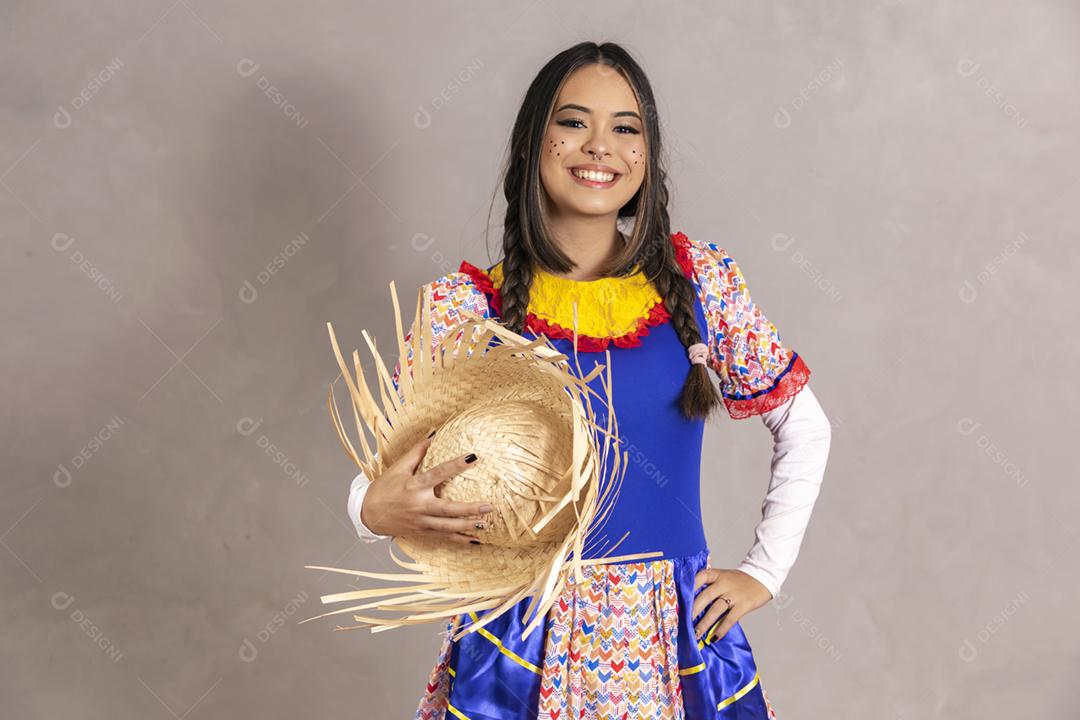 Garota vestida de tradicional brasileiro Jerk.