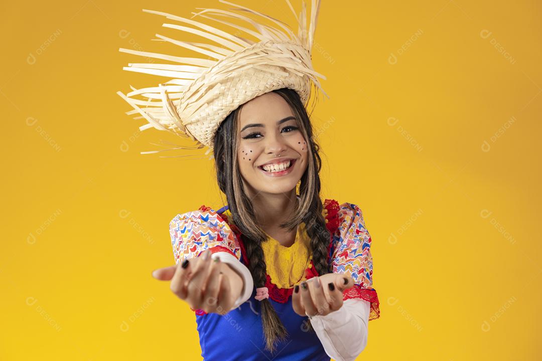 Garota vestida de tradicional brasileiro Jerk.