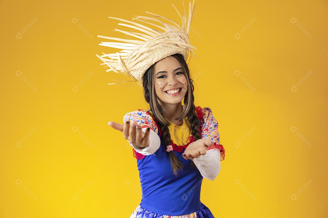 Garota vestida de tradicional brasileiro Jerk.