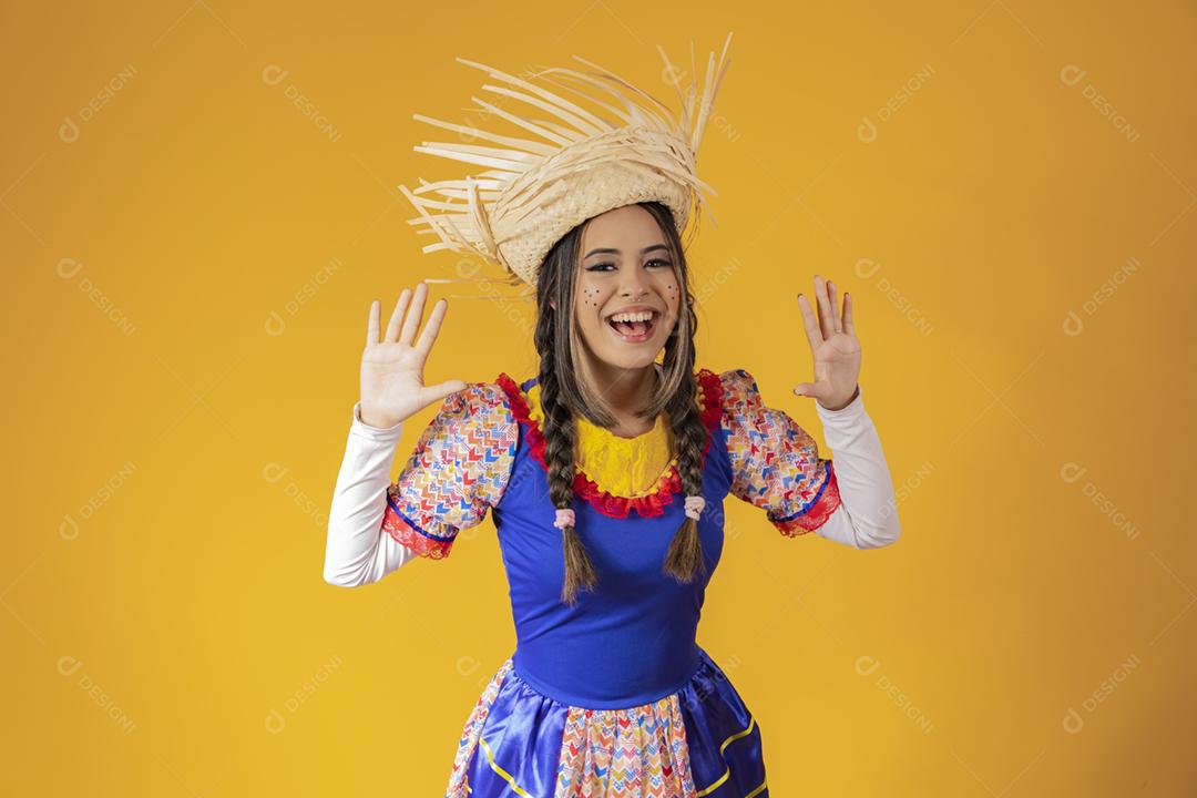 Garota vestida de tradicional brasileiro Jerk.