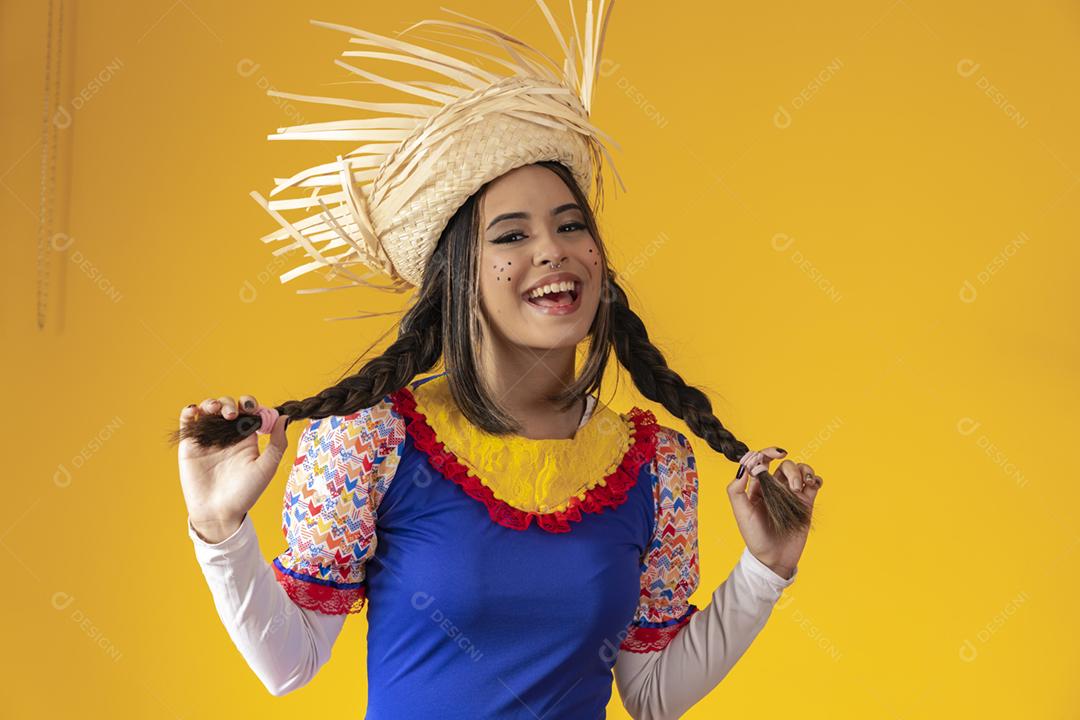 Garota vestida de tradicional brasileiro Jerk.