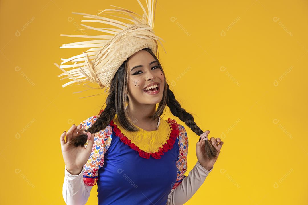 Garota vestida de tradicional brasileiro Jerk.