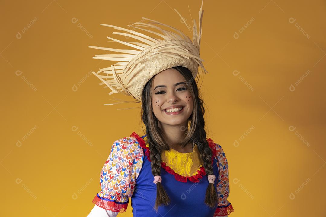 Garota vestida de tradicional brasileiro Jerk.