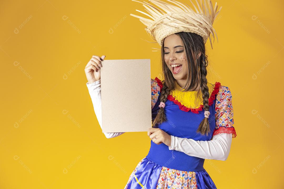 Linda mulher vestida com roupas típicas para uma Festa Junina.