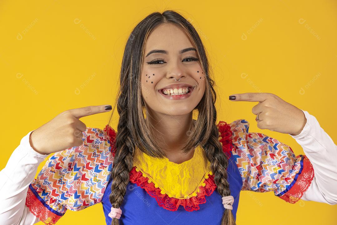 Linda mulher vestida com roupas típicas para uma Festa Junina.
