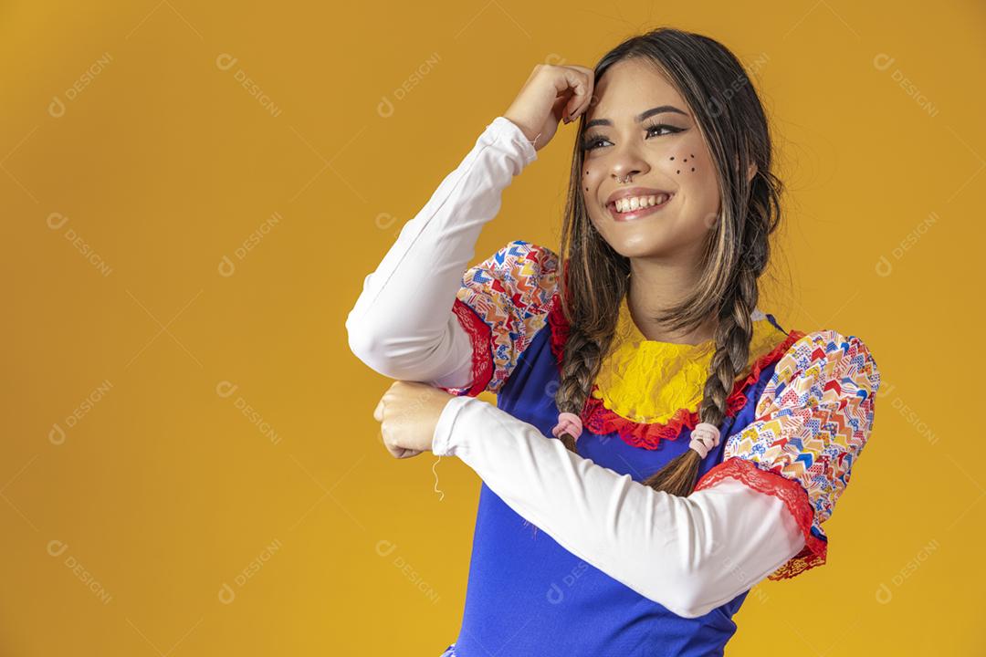 Linda mulher vestida com roupas típicas para uma Festa Junina.