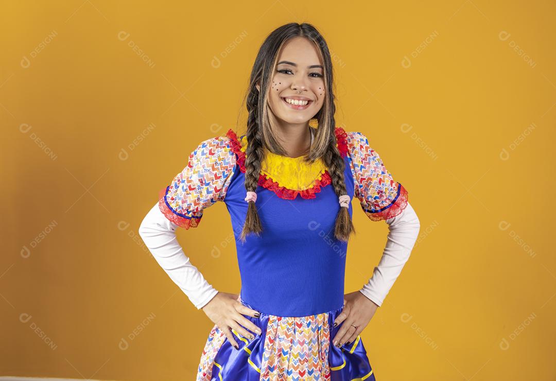 Linda mulher vestida com roupas típicas para uma Festa Junina.