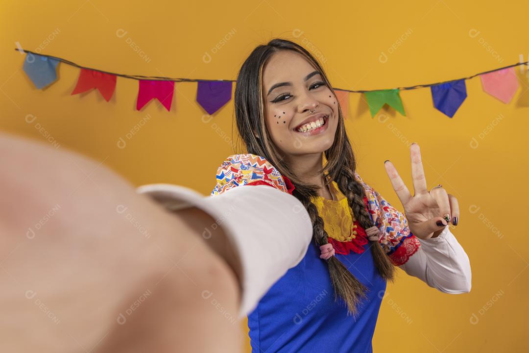 Mulher mestiça com traços asiáticos vestindo roupas típicas para festa junina