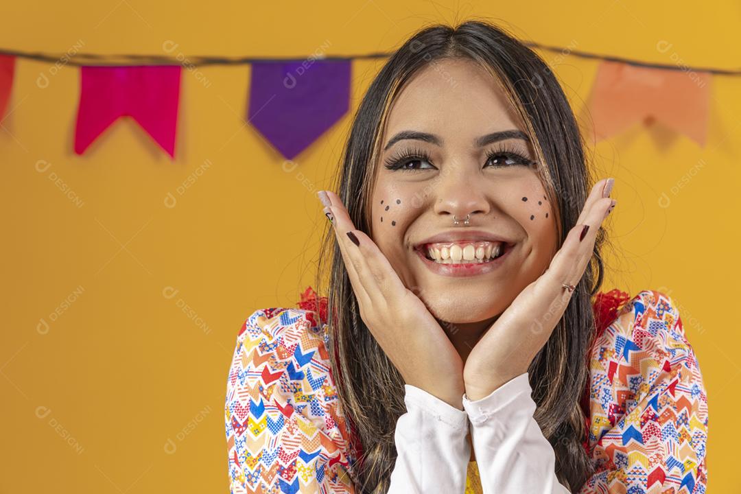 Mulher mestiça com traços asiáticos vestindo roupas típicas para a festa junina