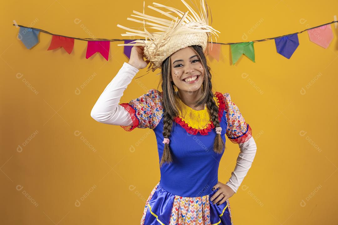 Mulher mestiça com traços asiáticos vestindo roupas típicas para a festa junina