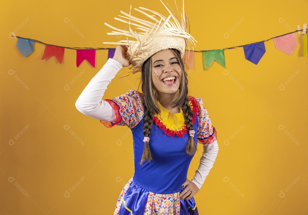 Mulher mestiça com traços asiáticos vestindo roupas típicas para a festa junina