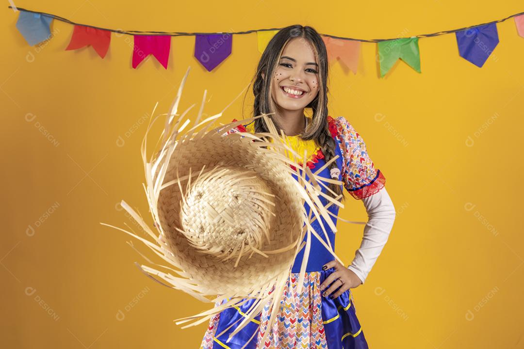 Mulher mestiça com traços asiáticos vestindo roupas típicas para a festa junina