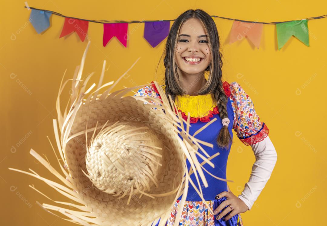 Mulher mestiça com traços asiáticos vestindo roupas típicas para a festa junina