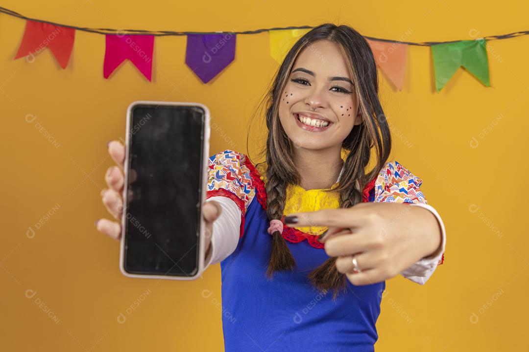 Mulher mestiça com traços asiáticos vestindo roupas típicas para a festa junina