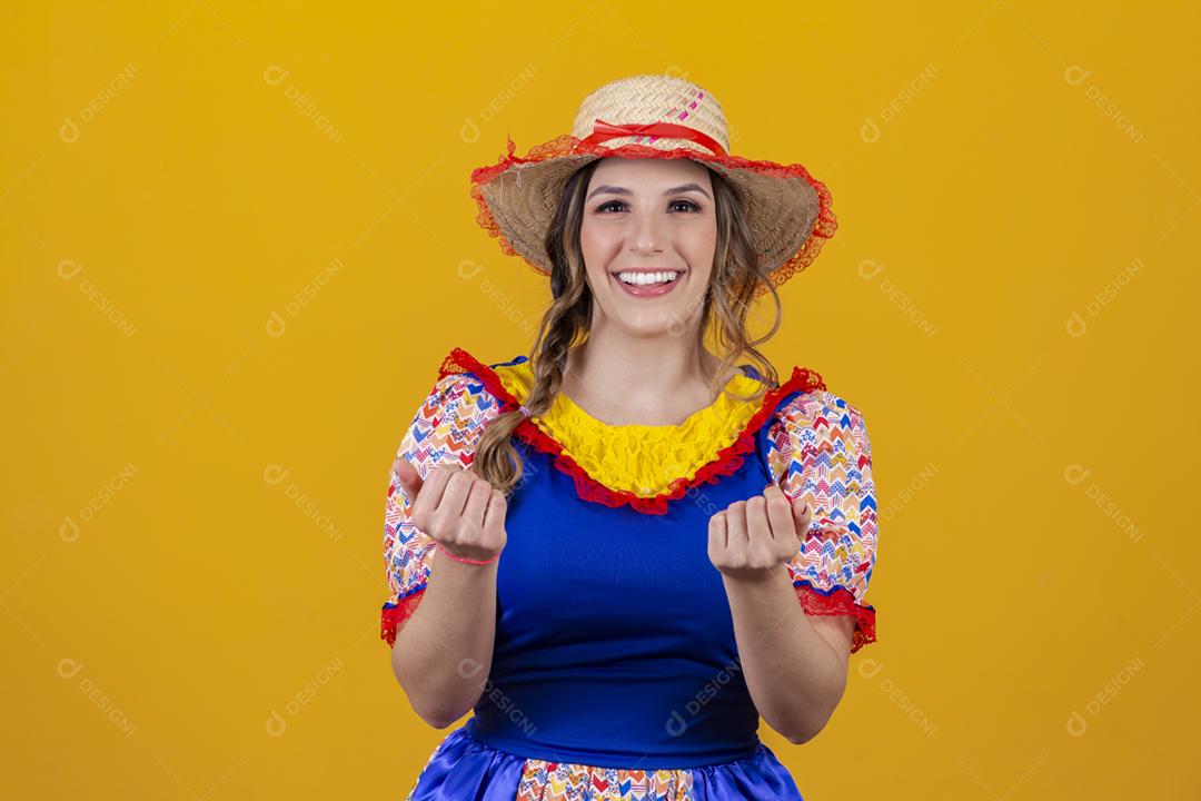 Mulher brasileira vestindo roupas típicas para a Festa Junina.