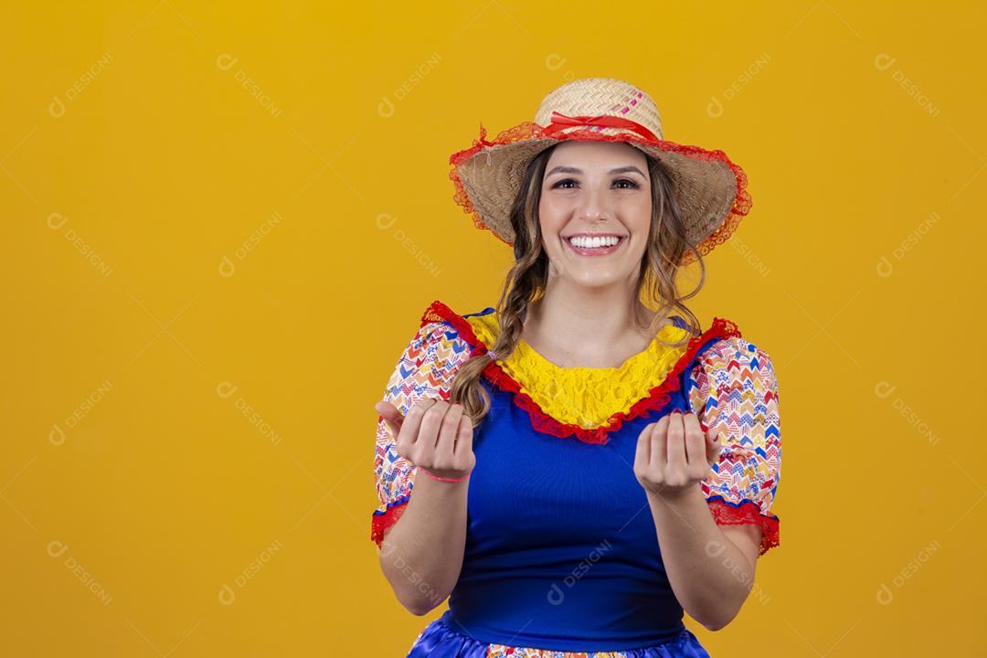 Mulher brasileira vestindo roupas típicas para a Festa Junina.