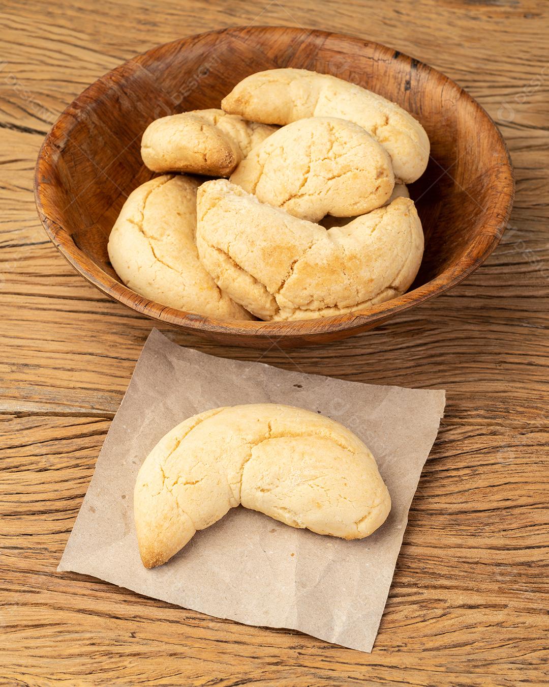 Pão de queijo típico Sul Americano sobre a mesa de madeira