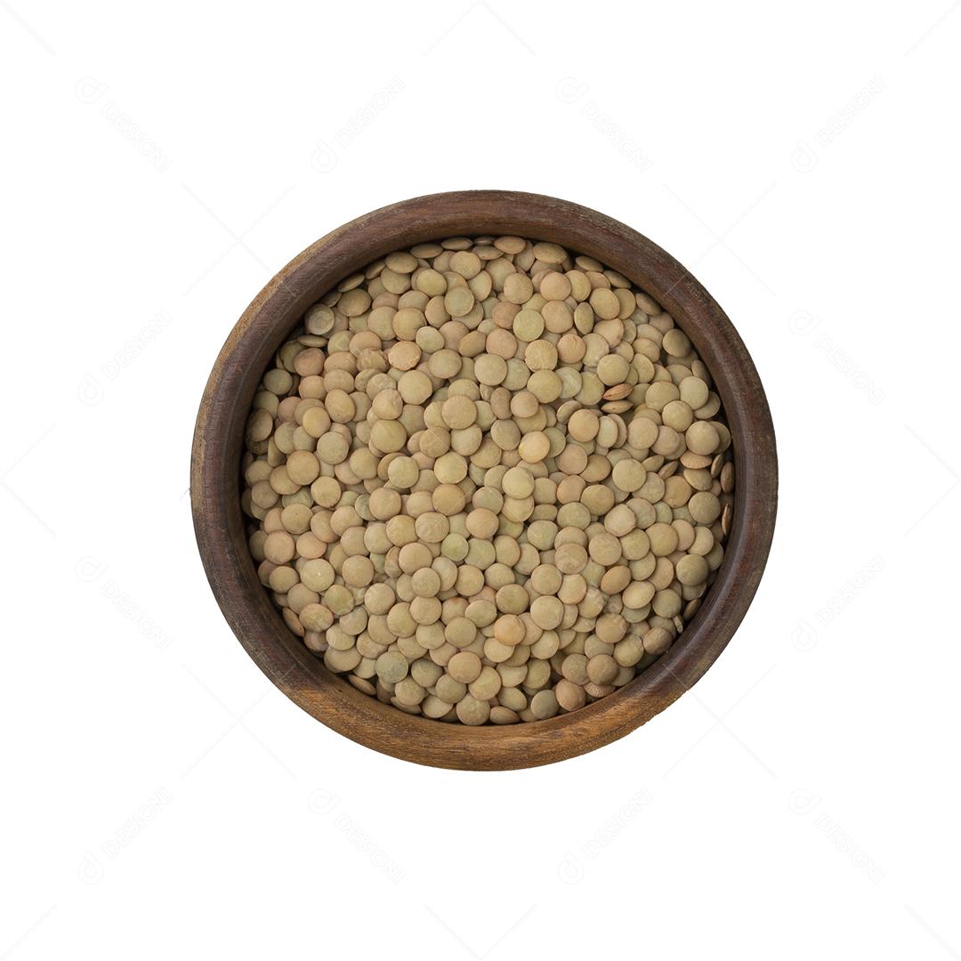 Lentilhas cruas em uma tigela de madeira isolada sobre fundo branco.