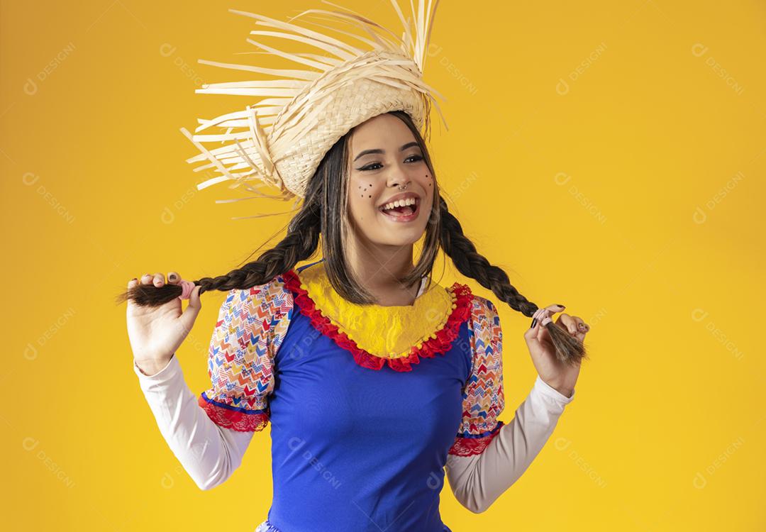 Garota vestida de tradicional brasileiro Jerk.