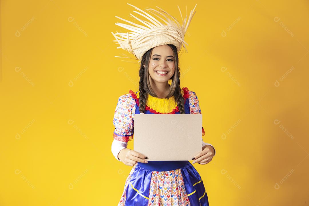 Linda mulher vestida com roupas típicas para uma Festa Junina.