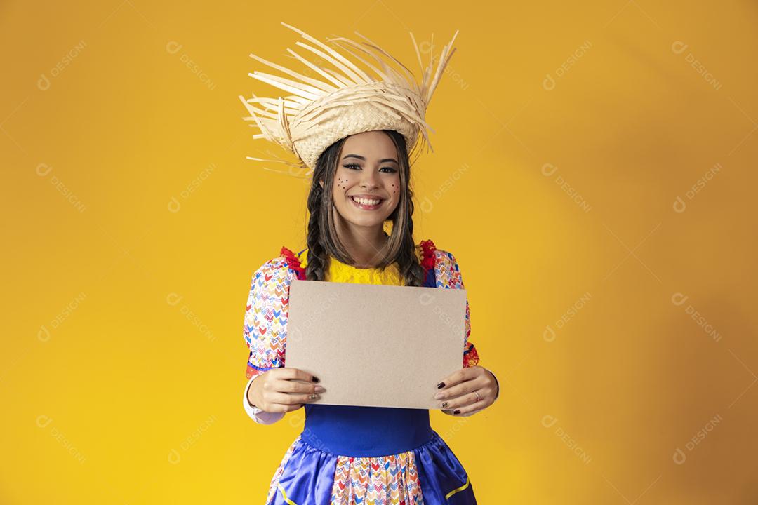Linda mulher vestida com roupas típicas para uma Festa Junina.