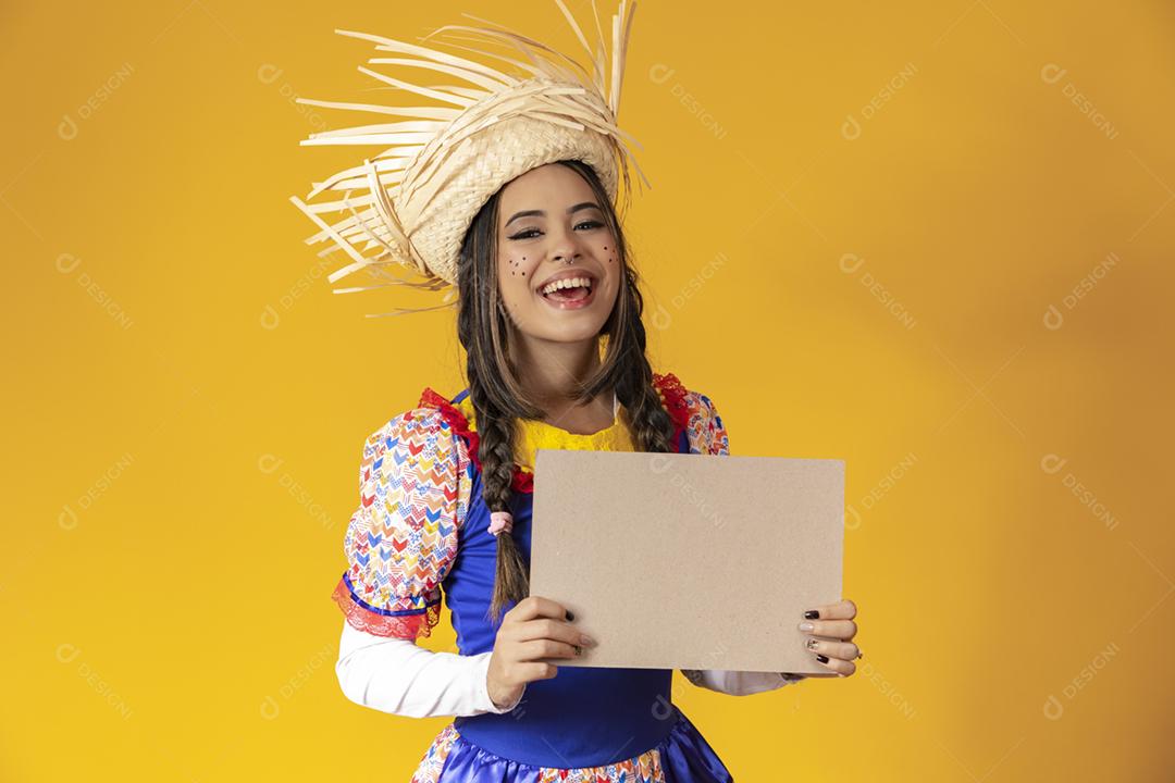 Linda mulher vestida com roupas típicas para uma Festa Junina.