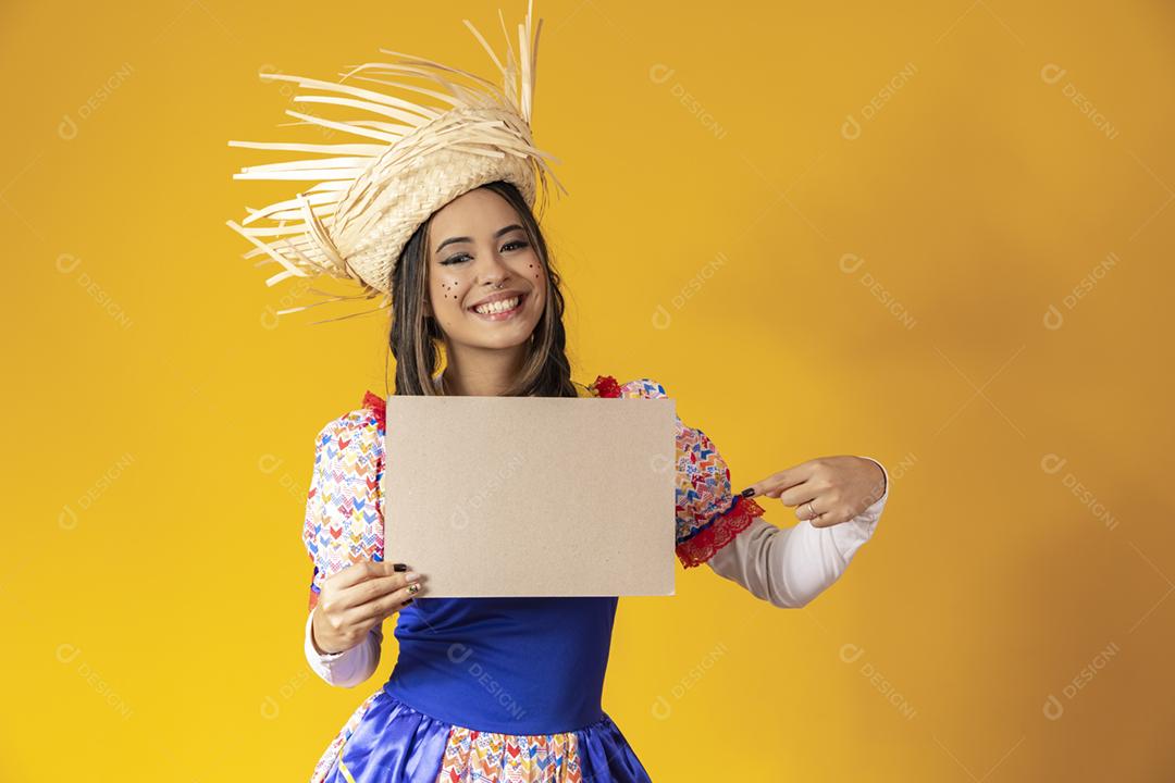 Linda mulher vestida com roupas típicas para uma Festa Junina.