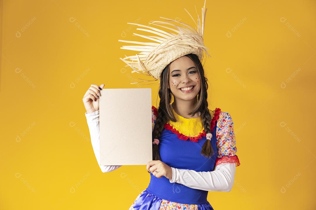 Linda mulher vestida com roupas típicas para uma Festa Junina.