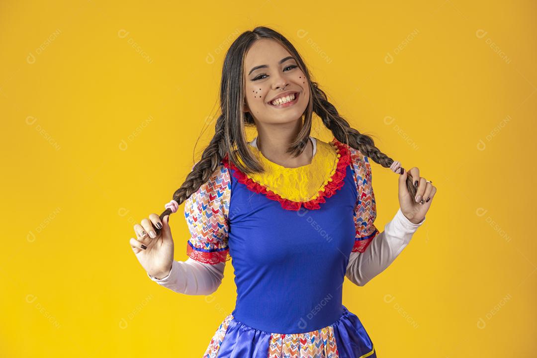 Mulher mestiça com características asiáticas vestindo roupas típicas para festa junina