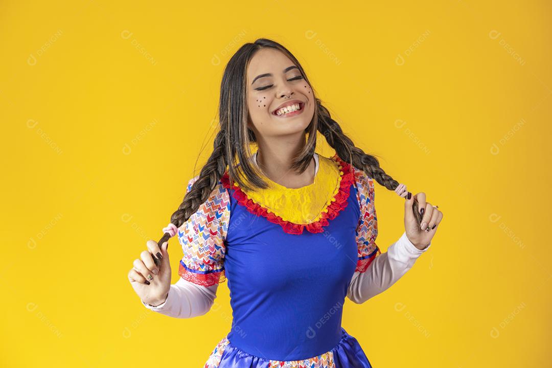 Mulher mestiça com características asiáticas vestindo roupas típicas para festa junina