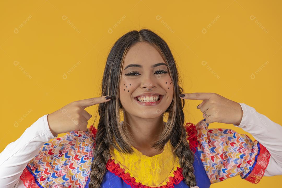 Mulher mestiça com características asiáticas vestindo roupas típicas para festa junina