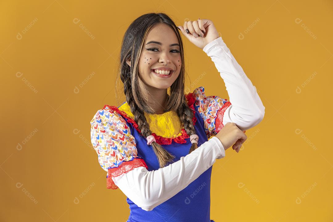 Garota vestida de tradicional brasileiro Jerk.