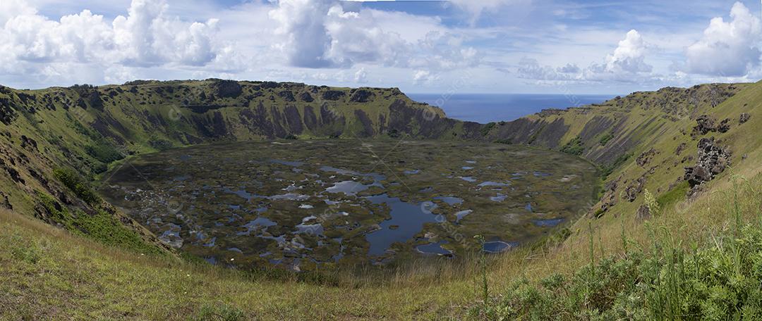 Fotografia panorâmica da cratera do vulcão Ranu Kau na Ilha de Páscoa