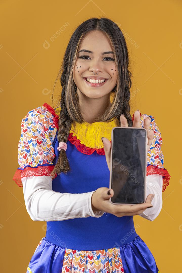 Mulher mestiça com características asiáticas vestindo roupas típicas