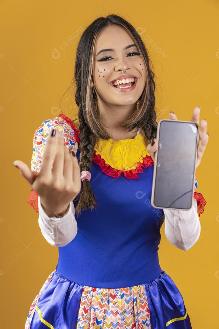 Mulher mestiça com características asiáticas vestindo roupas típicas