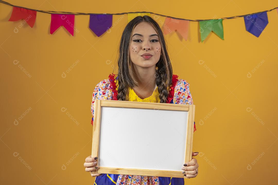 Linda mulher vestida com roupas típicas para uma Festa Junina.