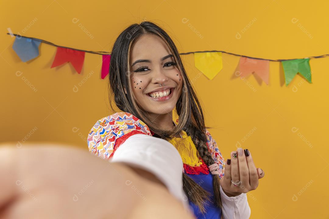 Mulher mestiça com traços asiáticos vestindo roupas típicas para Fest