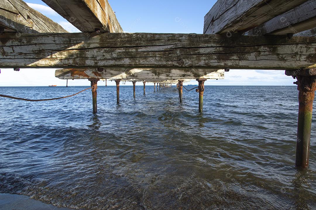 Cais de madeira velho e enferrujado em Punta Arenas