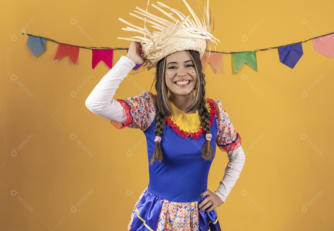 Mulher mestiça com traços asiáticos vestindo roupas típicas para festa junina