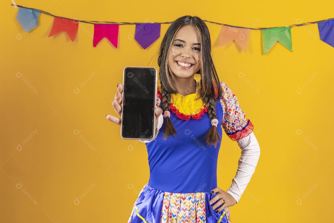 Mulher mestiça com características asiáticas vestindo roupas típicas para festa junina