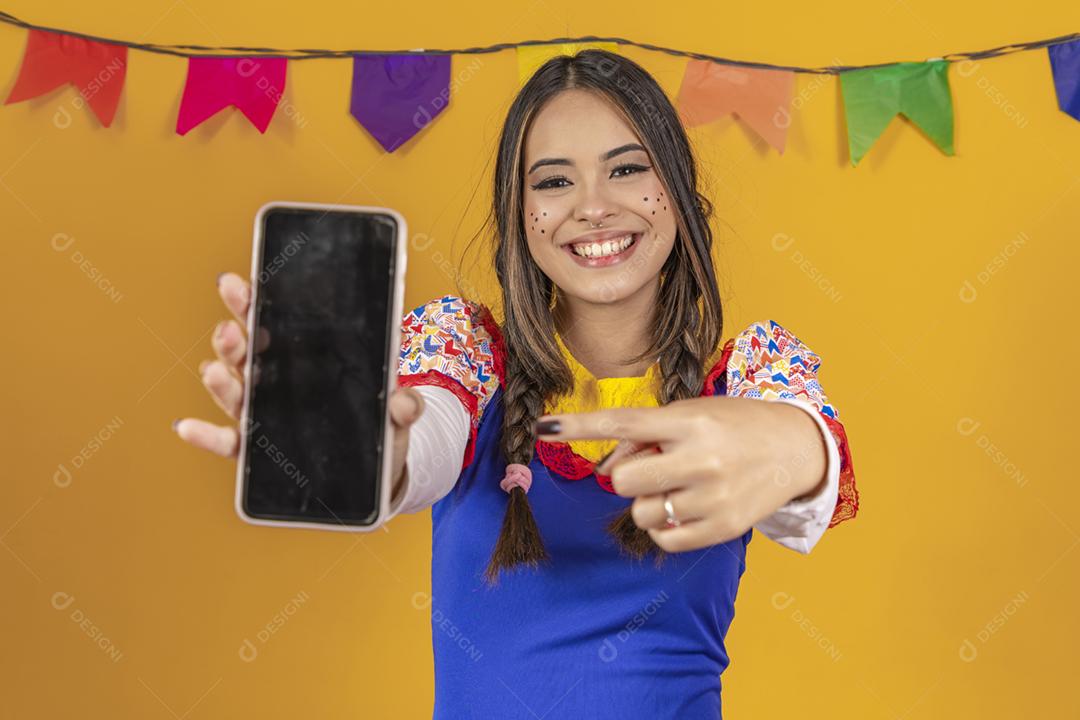 Mulher mestiça com características asiáticas vestindo roupas típicas para festa junina