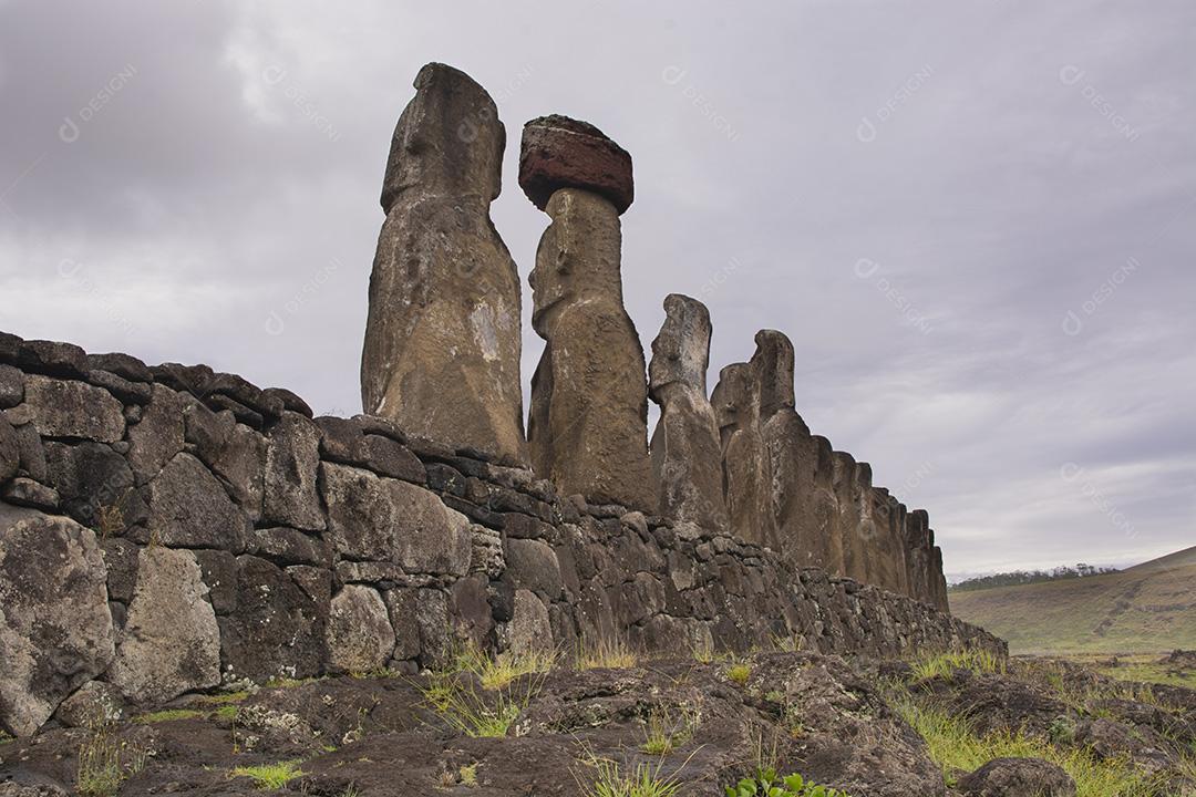 Esculturas Moais em Ahu Tongariki em um dia nublado na Ilha de Páscoa