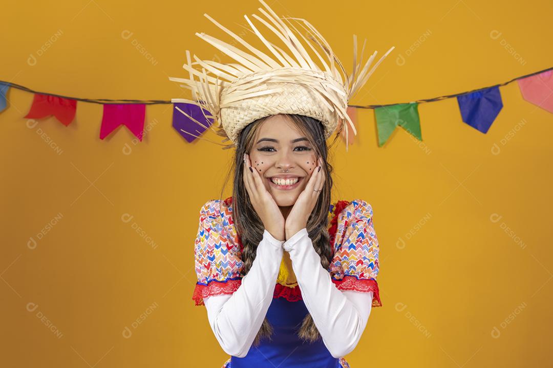 Mulher mestiça com características asiáticas vestindo roupas típicas para festa junina