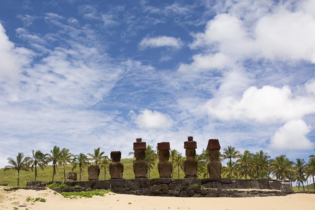 Esculturas Moais na Praia Anakena Ilha de Páscoa