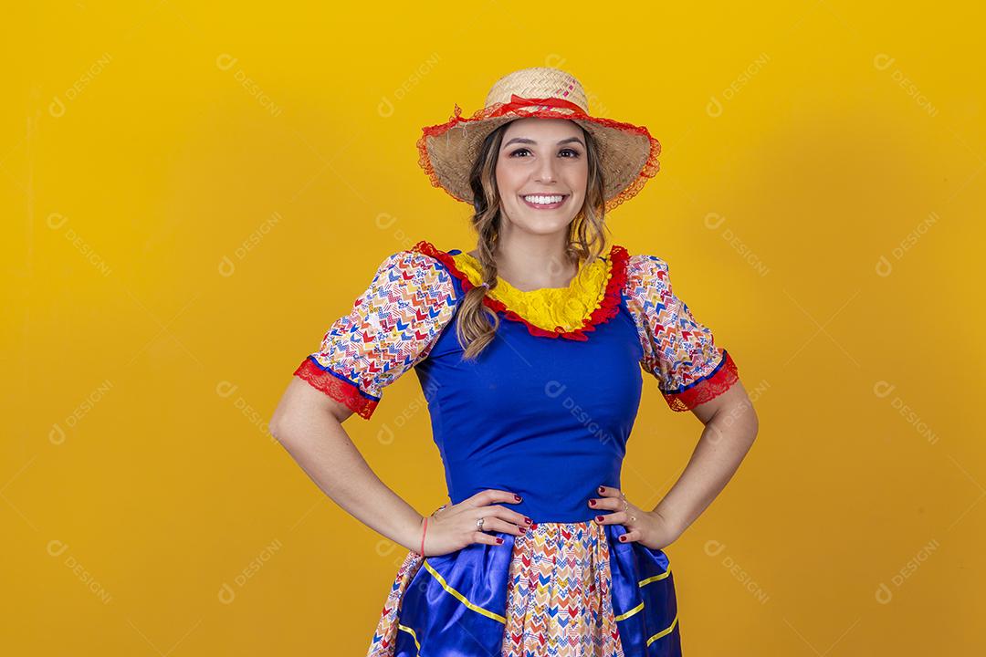 Mulher brasileira vestindo roupas típicas para a Festa Junina.